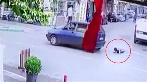Otomobilin kapısı açılınca çocuk yola düştü - Son Dakika Haberleri